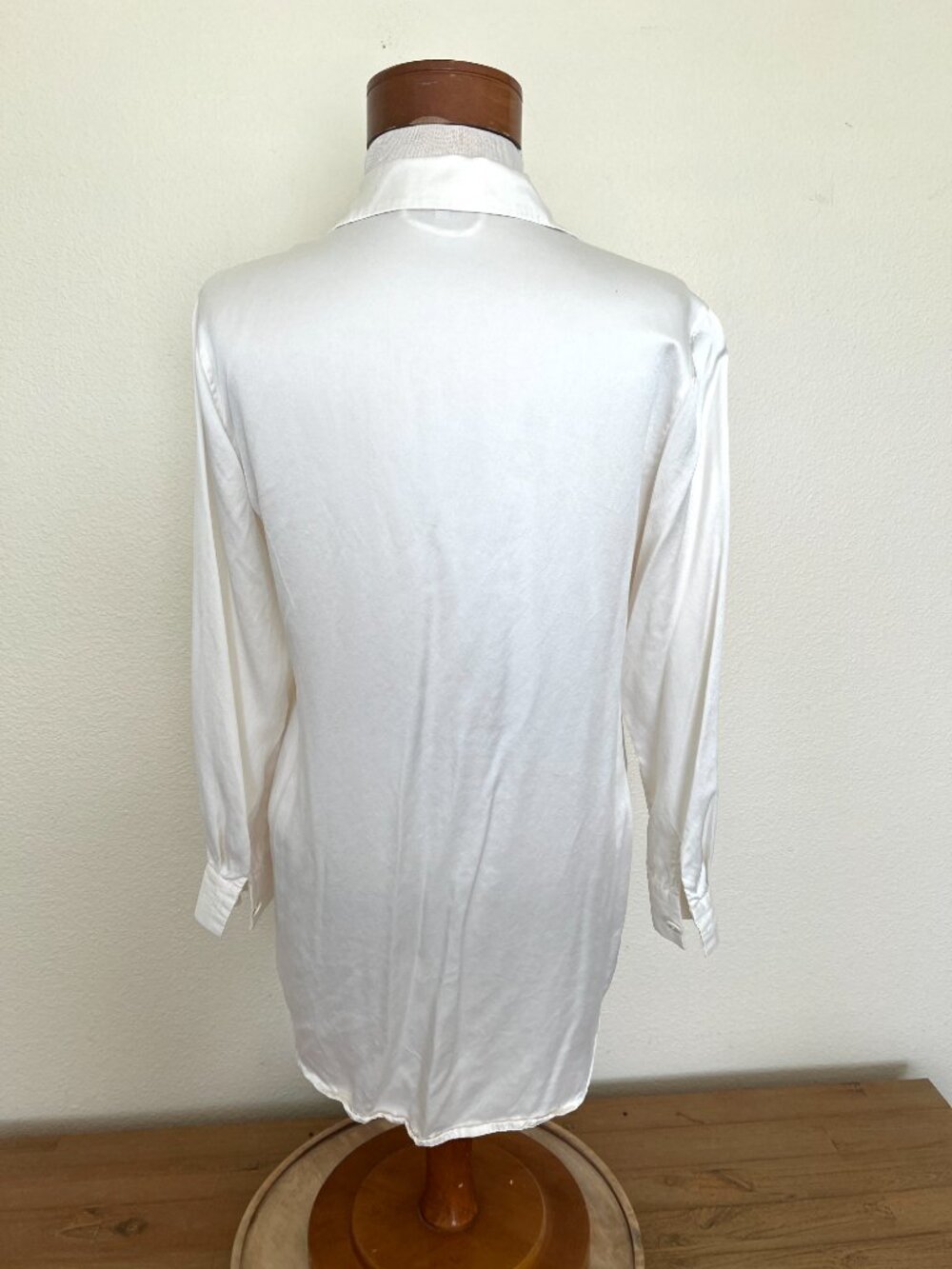 Lilysilk - Women's Silk Sleep Top - Ivory Shirt - Size Medium - Mulberry Silk - Picture 9 of 12